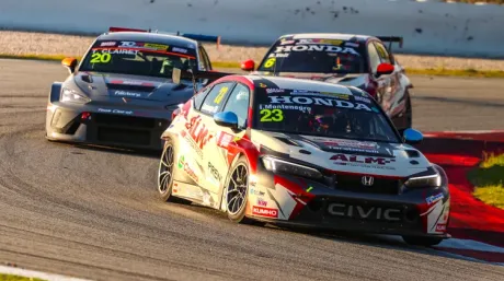 Halder gana las dos carreras del TCR Spain en Barcelona y Montenegro se proclama campeón  - SoyMotor.com