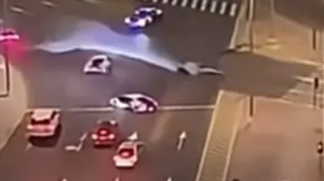 VÍDEO: Cuando la realidad supera a la ficción... la policía de Dubai persigue por la calle... ¡a un Fórmula 1! - SoyMotor.com