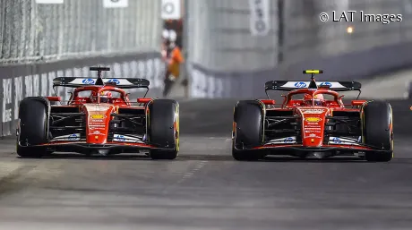 Carlos Sainz deja pasar a Charles Leclerc momentos antes de la segunda parada en boxes - SoyMotor.com