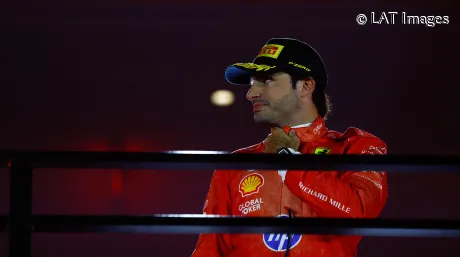 Sainz sube al podio en Las Vegas pese a la estrategia de Ferrari y Leclerc se enfada - SoyMotor.com