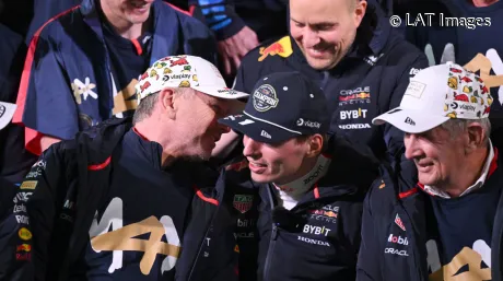 Max Verstappen y Helmut Marko celebran el cuarto título del neerlandés junto al resto del equipo