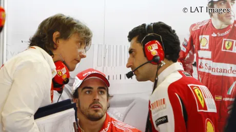 Fernando Alonso y Andrea Stella en 2010