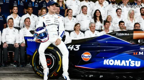 Franco Colapinto posa en Abu Dabi con el FW46