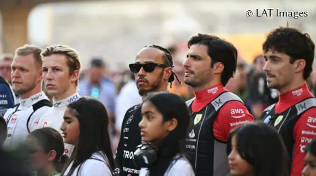 Lewis Hamilton, al lado de Carlos Sainz y Charles Leclerc en Abu Dabi