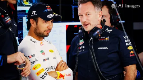 Sergio Pérez y Christian Horner en el garaje de Red Bull