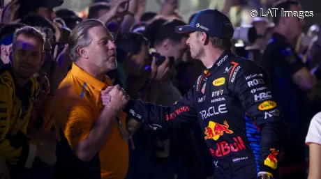 Max Verstappen y Zak Brown en Singapur