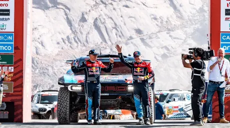 Carlos Sainz y Lucas Cruz en la ceremonia inaugural del Dakar 2025