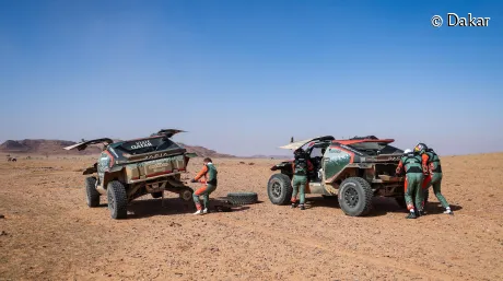 Cristina Gutiérrez y Pablo Moreno ayudan a Nasser Al-Attiyah y Edouard Boulanger