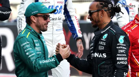 Fernando Alonso y Lewis Hamilton se saludan al inicio de la temporada