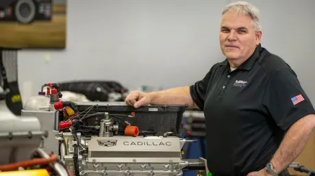 Russ O'Blenes con un motor Cadillac