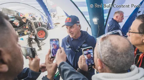 Carlos Sainz ya en Bisha ante el arranque del Dakar 2025