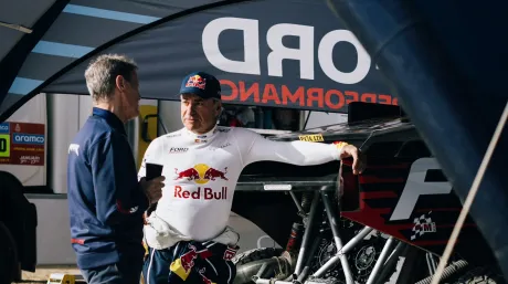 Carlos Sainz junto a Malcolm Wilson en la carpa de Ford