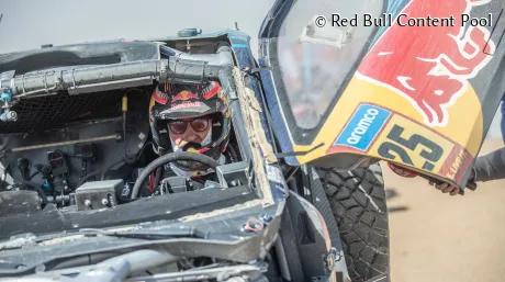 Carlos Sainz durante la celebración del Dakar 2025