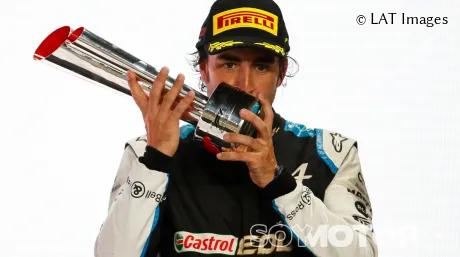 alonso-podio-catar-2021-trofeo-soymotor.jpg