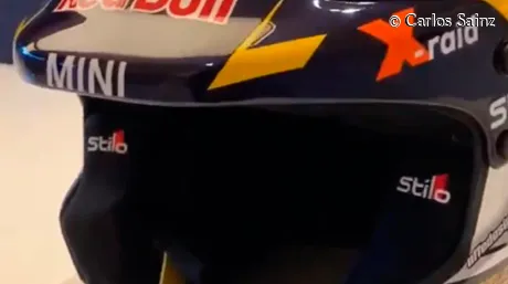 casco-sainz-dakar-2020-soymotor.jpg