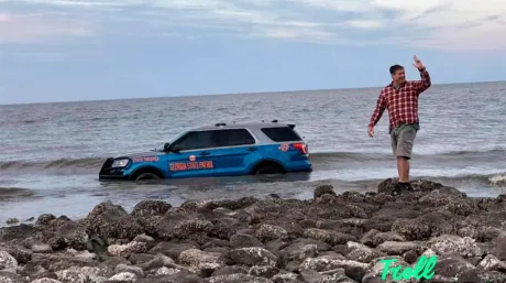 coche-policia-atrapado-playa-2-soymotor.jpg