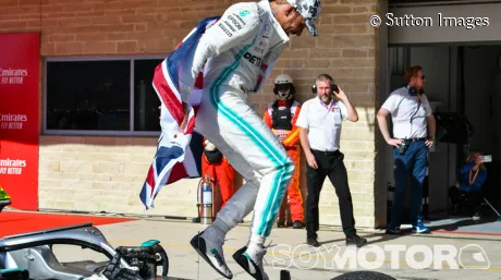 hamilton-mercedes-salto-soymotor.jpg