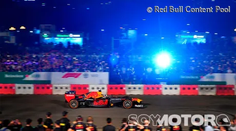 red-bull-hanoi-exhibicion-2019-f1-soymotor.jpg
