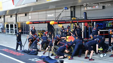 red_bull_boxes_silverstone_2018_soy_motor.jpg