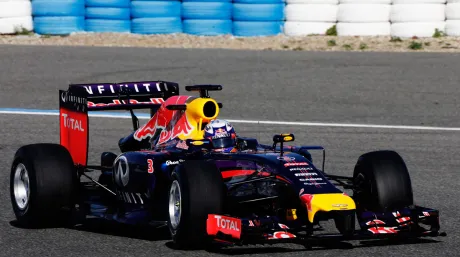 ricciardo-red-bull-rb10-crisis.jpg