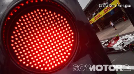 semaforo-rojo-f1-soymotor.jpg