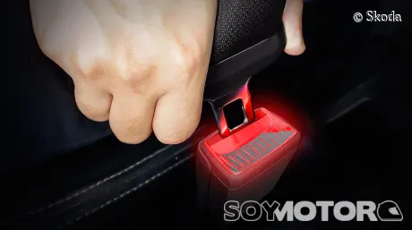 skoda-cinturon-iluminado-soymotor.jpg