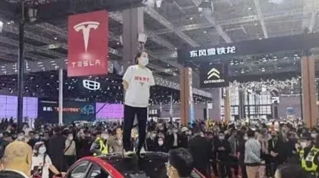 tesla-manifestante-shanghai-soymotor.jpg