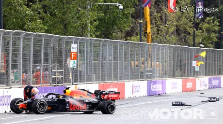 verstappen-accidente-baku-2021-soymotor.jpg