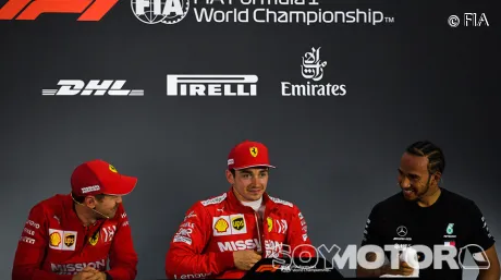 vettel-leclerc-hamilton-rueda-prensa-fia-barein-2019-sabado-soymotor.jpg