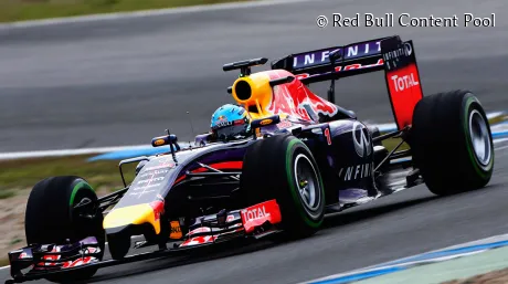 vettel-red-bull-rb10-asegurar.jpg