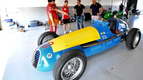 Vettel_Fangio_166_FL_1949_Silverstone_2018_soy_motor.jpg