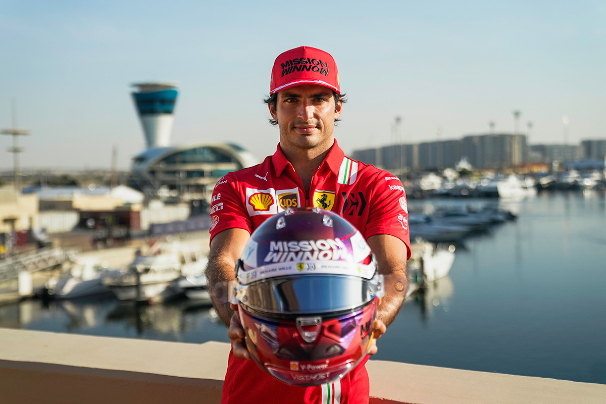 carlos-sainz-casco-abu-dabi-2021-soymotor.jpg