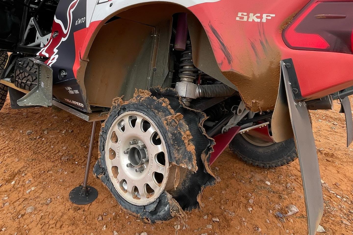 pinchazo-al-attiyah-dakar-2022-soymotor.jpeg