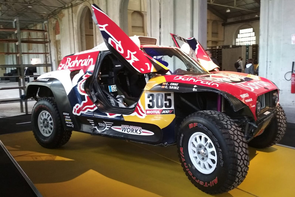 sainz-mini-dakar-exposicion-premios-princesa-asturias-2020-soymotor.jpg