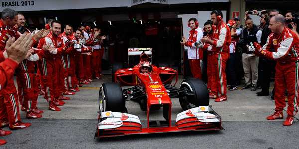 Los ingenieros de Ferrari le hacen el pasillo a Felipe Massa en Interlagos