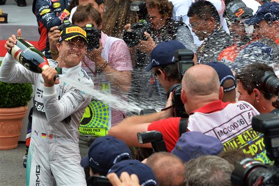 Nico Rosberg celebra su vicotoria en Mónaco
