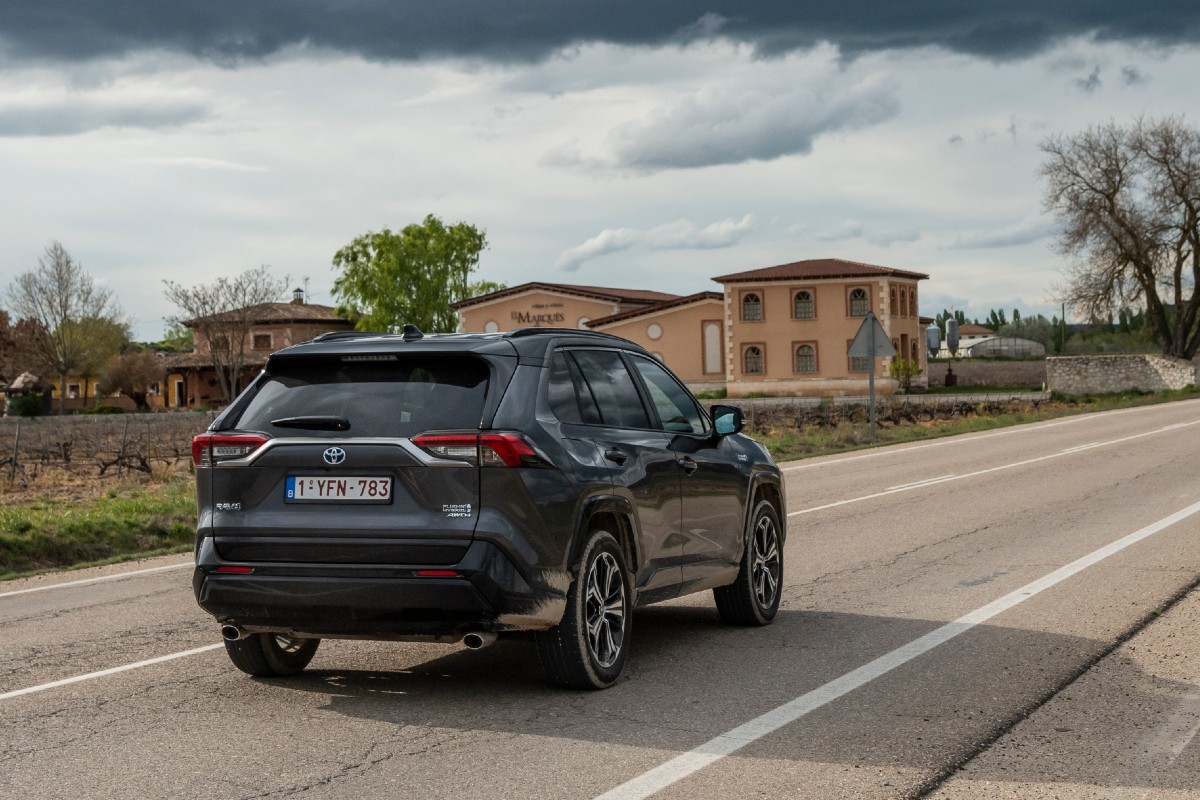 toyota-rav4-plug-in-hybrid-2023-un-interior-m-s-digital-soymotor