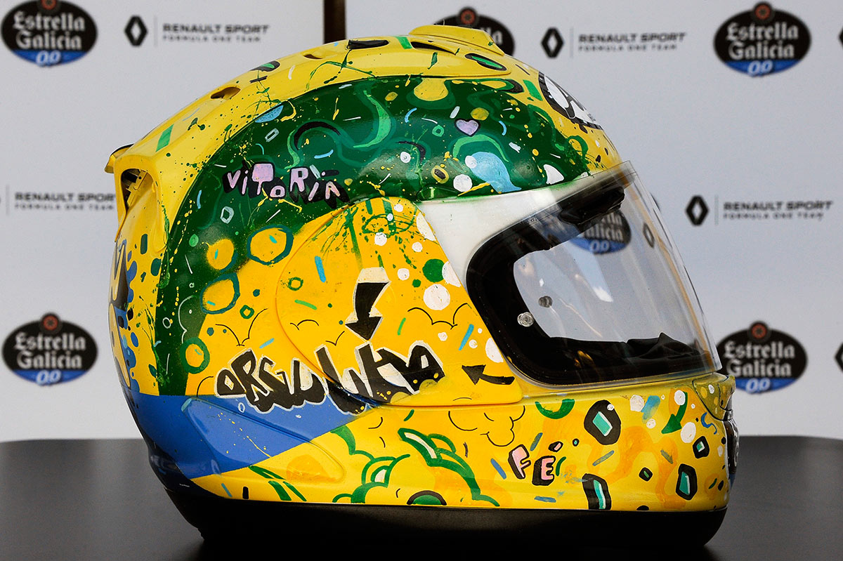 Carlos Sainz - casco Ayrton Senna